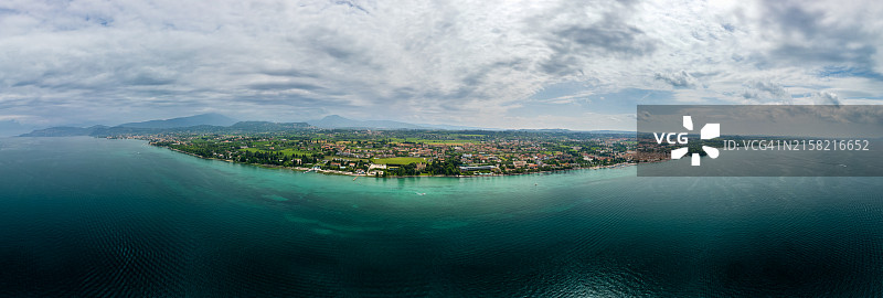 意大利加尔达湖的大型空中全景图片素材