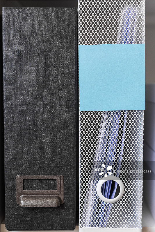 办公室书架上的文档文件夹和蓝色便利贴图片素材