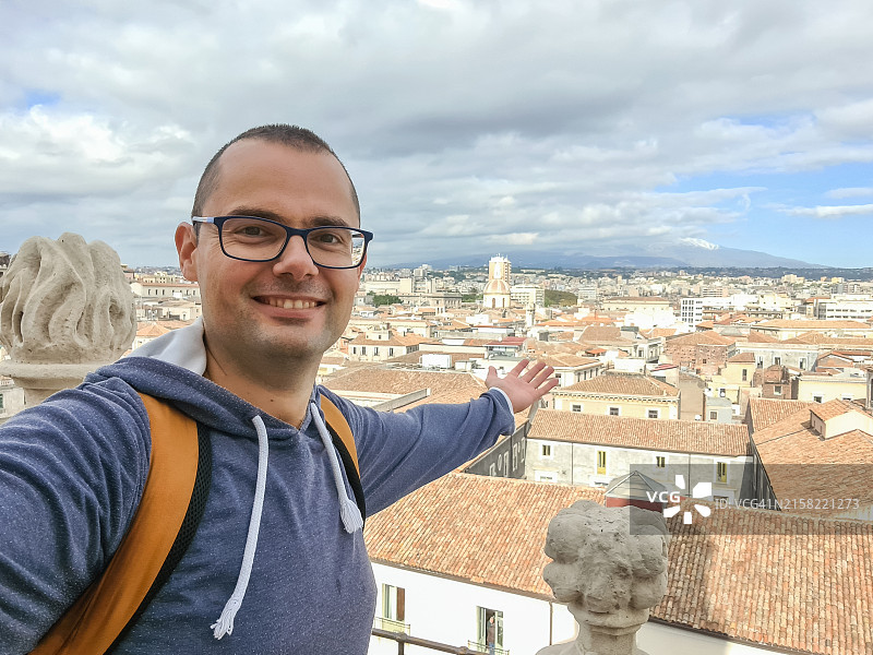 中年男子在西西里岛卡塔尼亚的高处自拍图片素材