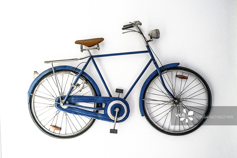 白色背景下的老式自行车图片素材