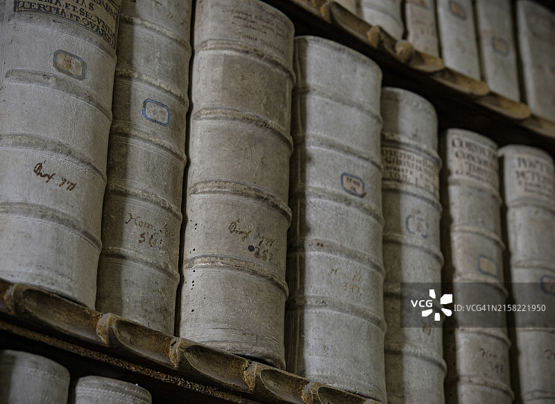 古老图书馆里的特写：几个世纪前的古董书籍图片素材