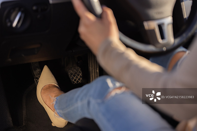 女人踩汽车刹车图片素材