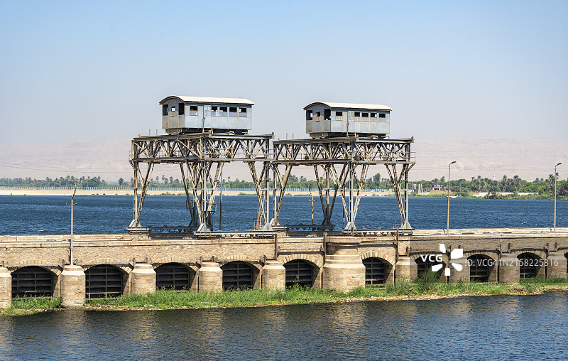 伊斯纳尼罗河上的堤坝桥图片素材