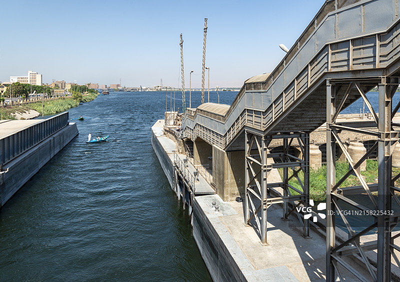 伊斯纳尼罗河拦河坝桥上的水闸图片素材