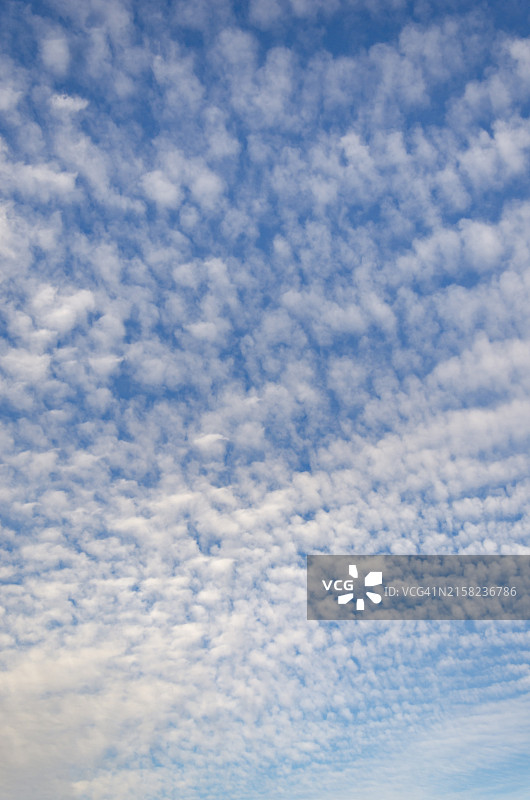 蓝色天空上的云朵 - 高积层云图片素材