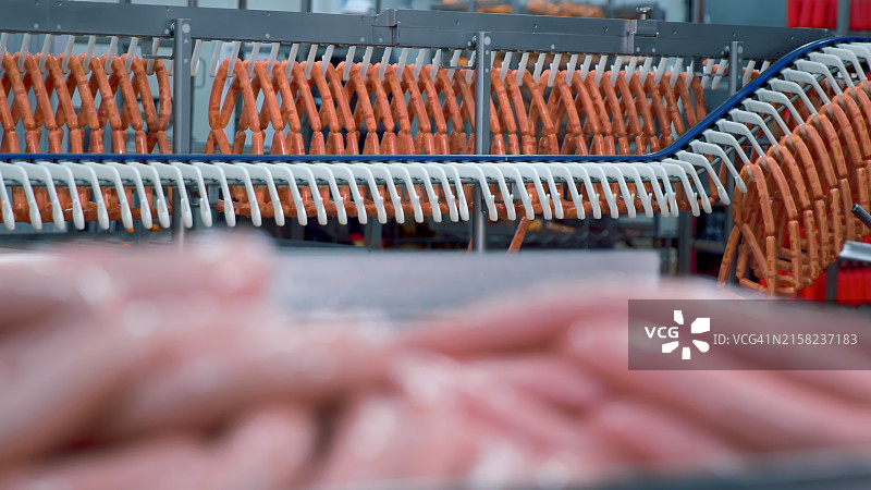 肉类加工厂的香肠生产线图片素材