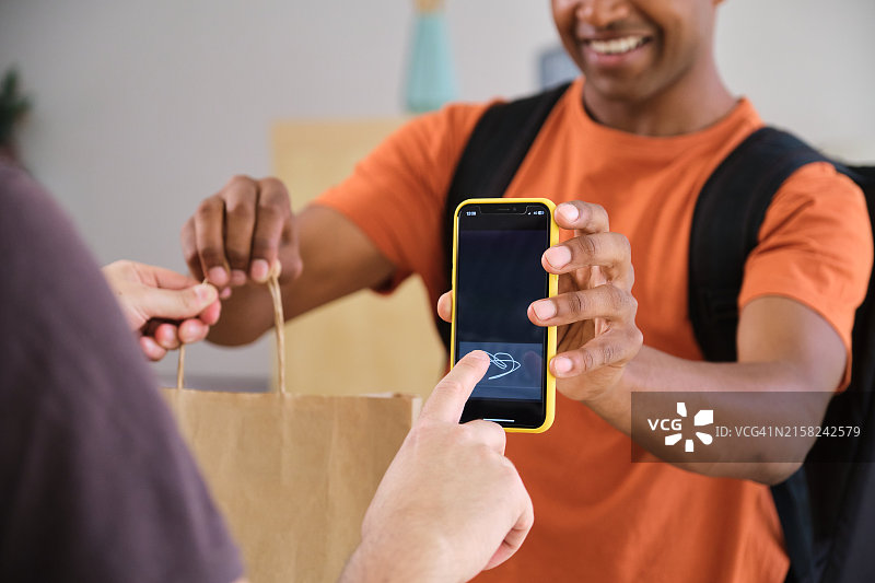 外卖员正在向签收的男子送货图片素材