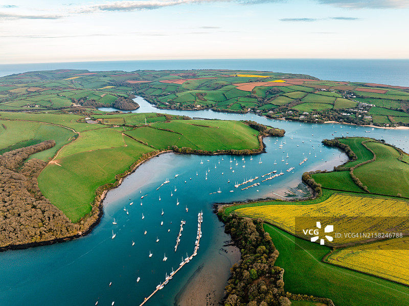 英国南德文国家风景区金斯布里奇河口的无人机视角图片素材
