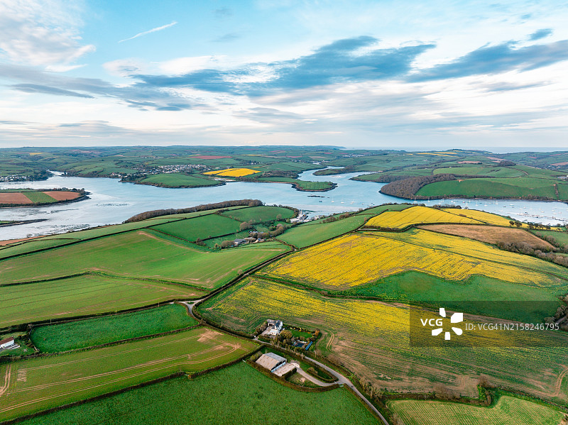 英国南德文国家风景区金斯布里奇河口的无人机视角图片素材
