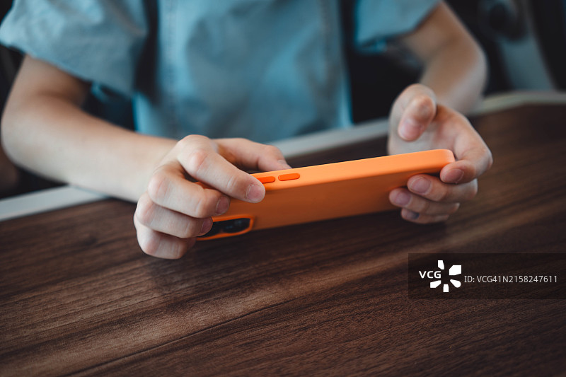 女孩在用手机，特写，照片中有她的手和手机图片素材