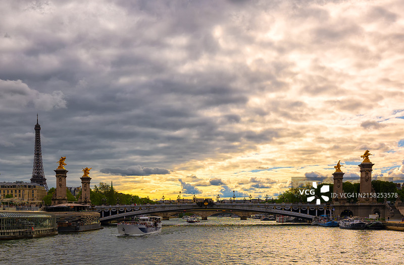塞纳河、亚历山大三世桥和埃菲尔铁塔日落：巴黎浪漫夜景标志性景观图片素材