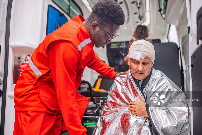 医护人员安慰焦虑的病人图片素材