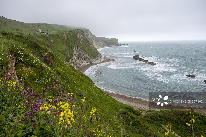 平静海湾和崎岖海岸线的鸟瞰图图片素材