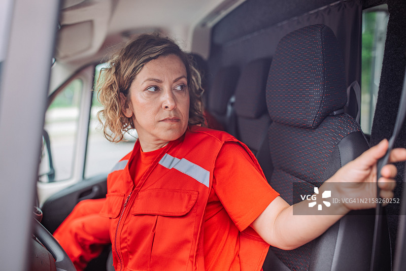 救护车上表情担忧的女医护人员图片素材