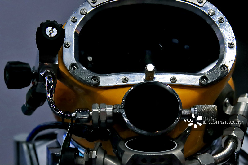 用于深海潜水的黄色潜水头盔图片素材