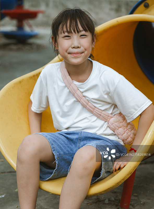 女孩在游乐场玩游乐设备图片素材