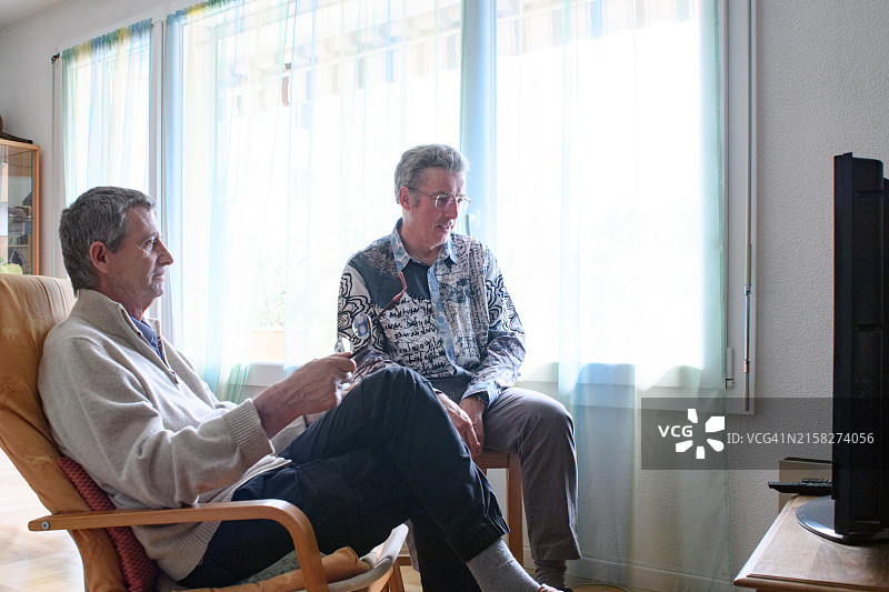 两位年长的朋友在看电视图片素材