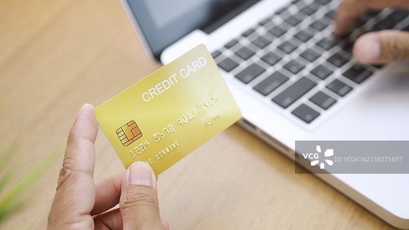 手持信用卡进行在线购买图片素材