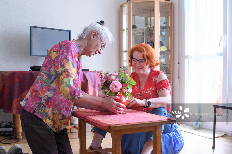 两位年长女性制作花束图片素材