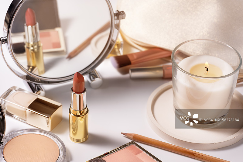 桌上的女性化妆品与美容用品图片素材