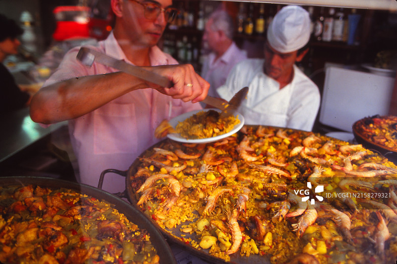 在西班牙巴伦西亚制作海鲜饭图片素材