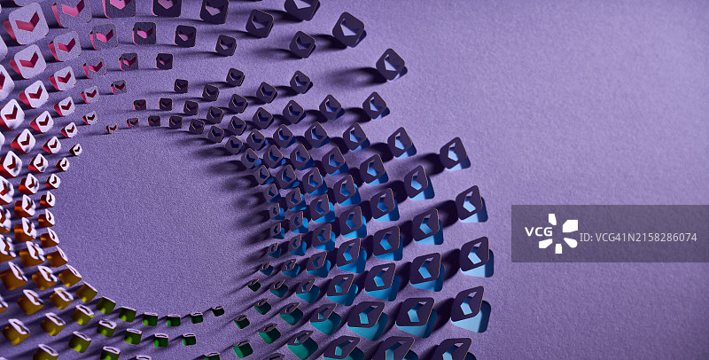 彩色剪纸催眠螺旋在纹理薰衣草背景上投下阴影图片素材