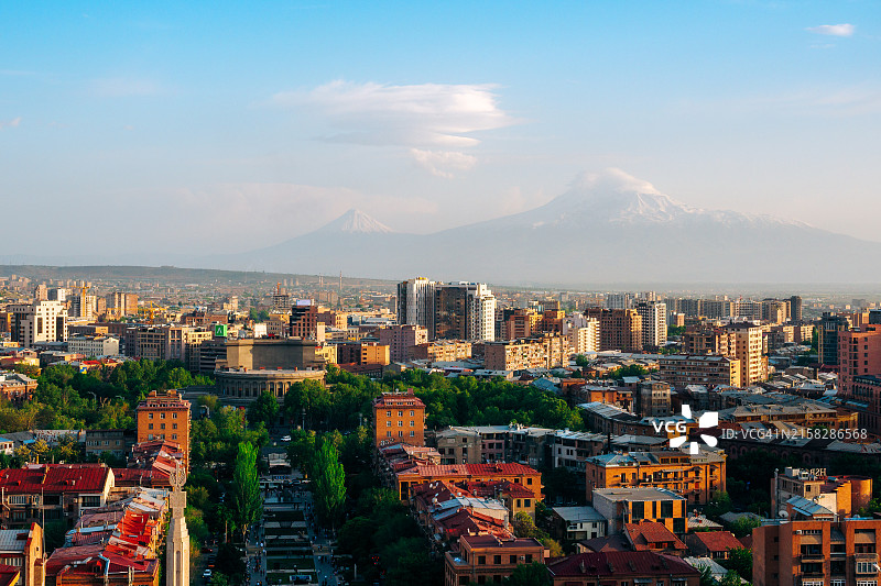 从喀斯喀特建筑群眺望亚拉腊山和埃里温图片素材