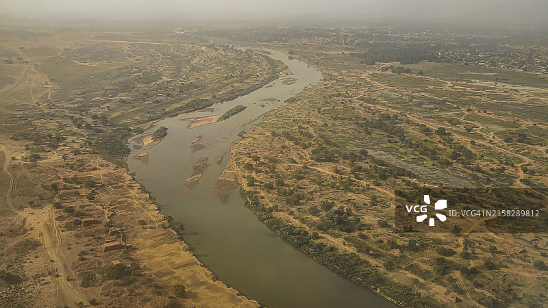 アフリカ、南スーダン、西バハル・エル・ガザル州、ワウ、ジュル川の航空写真图片素材