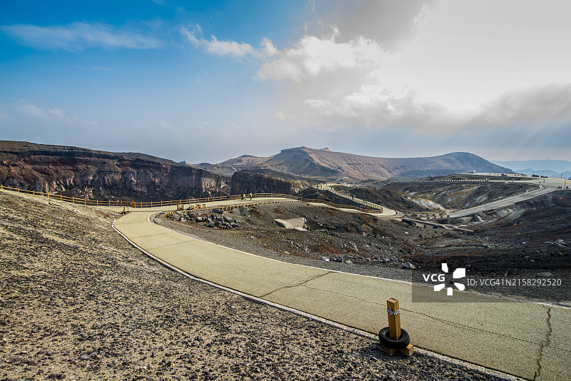中岳火山口边缘小路，阿苏山，九州，日本图片素材