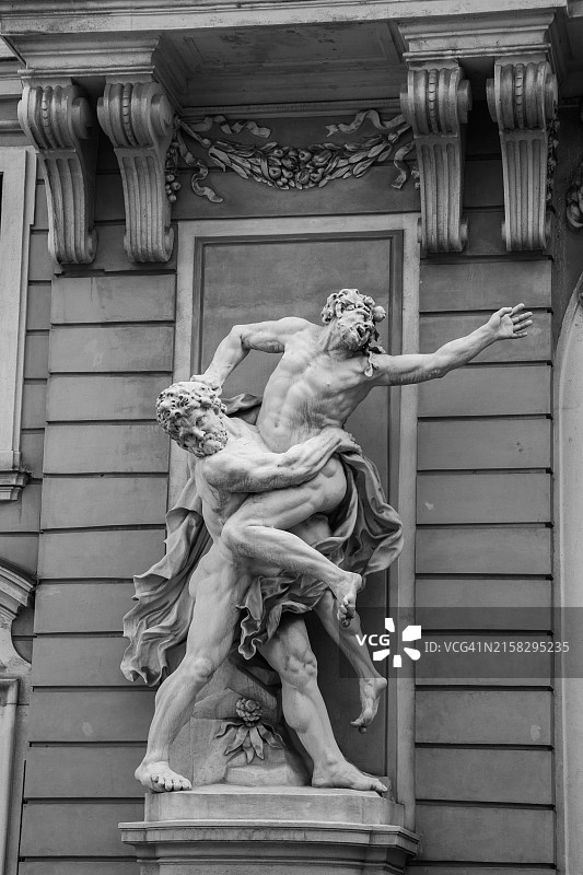 大力神与安泰俄斯搏斗雕塑图片素材