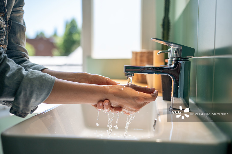 女人在水槽中用肥皂洗手图片素材