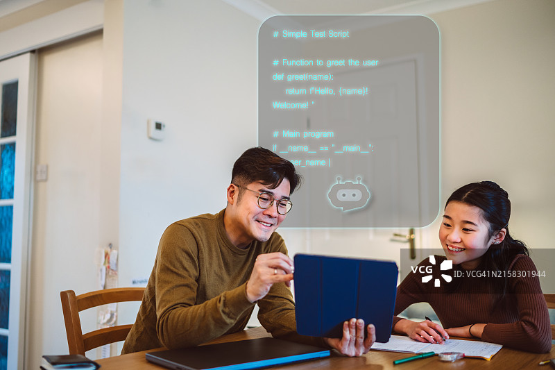 父女与AI聊天机器人导师一起编写代码图片素材