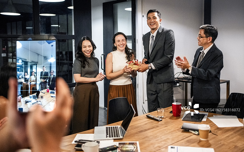 拍摄会议室欢迎国际团队成员图片素材