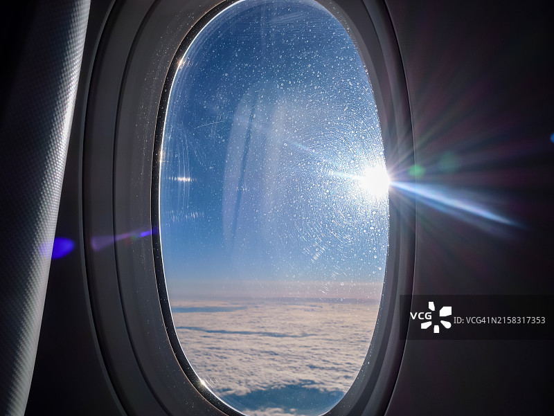 飞机窗外高空云海阳光光斑图片素材