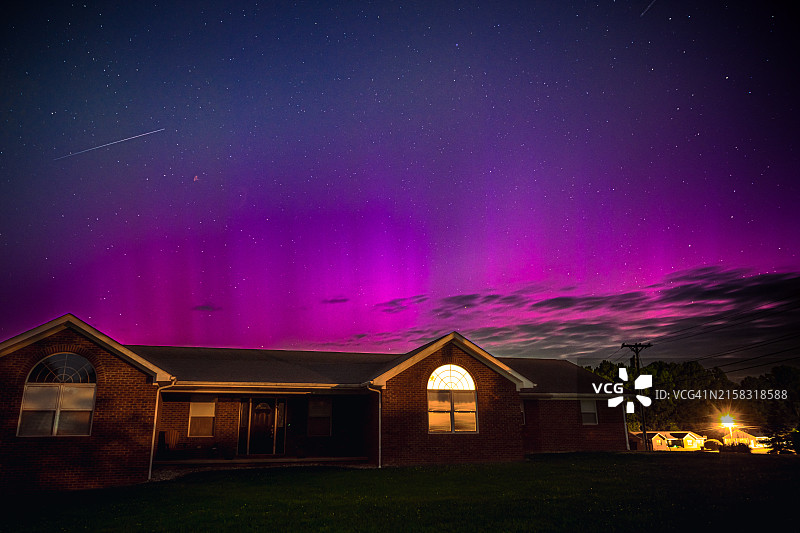 流星与北极光图片素材