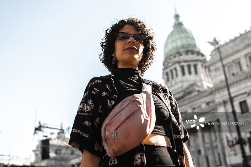 年轻女子在户外的肖像图片素材