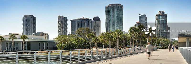 圣彼得堡佛罗里达海滨城市天际线全景图片素材