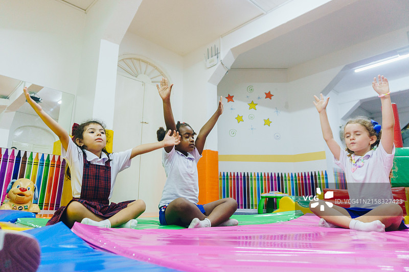 孩子们在学校游戏室进行娱乐活动图片素材