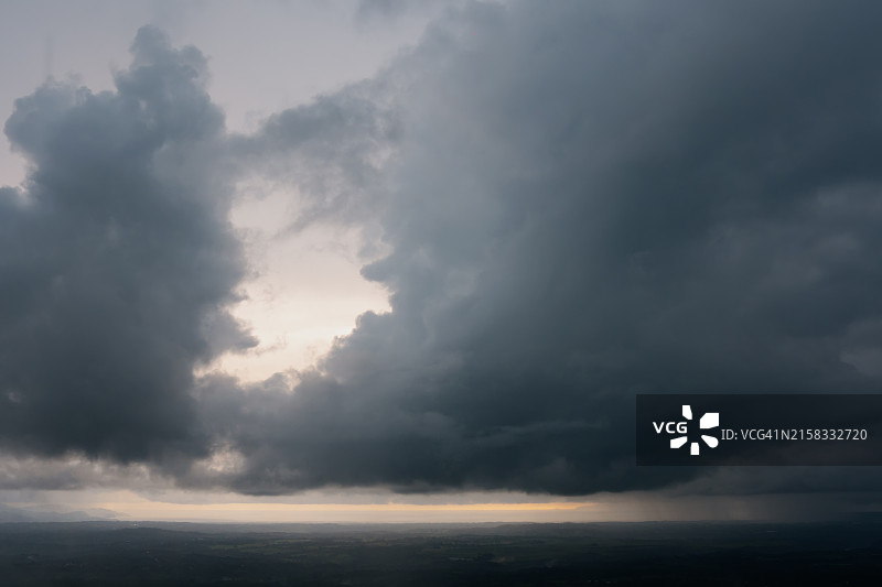 太平洋沿岸平坦景观上空的暴风云图片素材