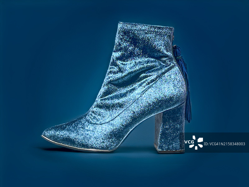 闪亮的蓝色丝绒短靴图片素材