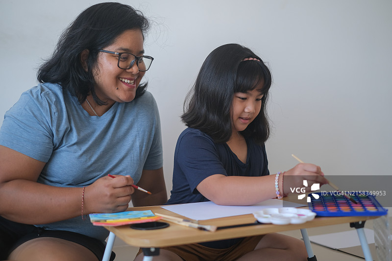 儿童水彩绘画课图片素材