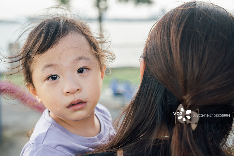 孩子得到安慰的温馨时刻图片素材