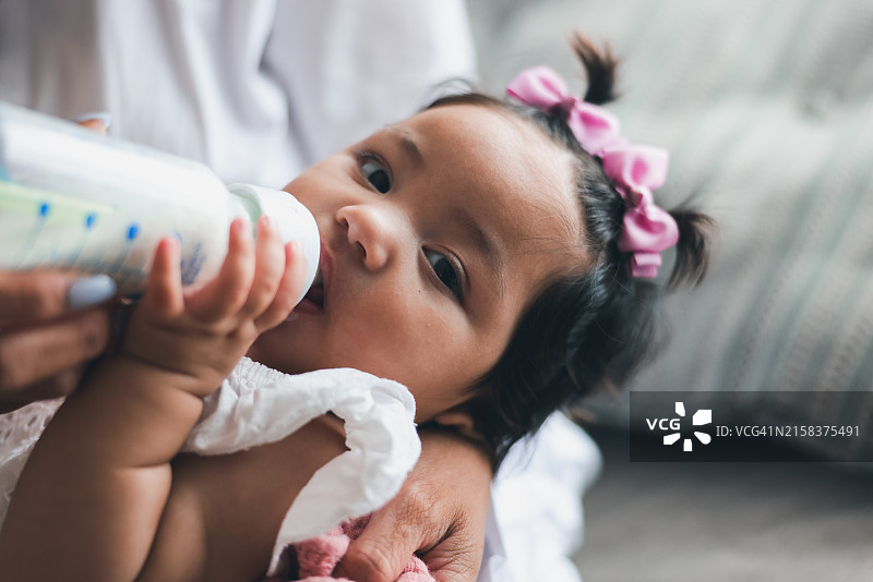 奶奶和孙辈在家中图片素材