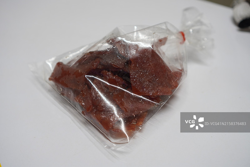 塑料袋里的焦糖猪肉图片素材