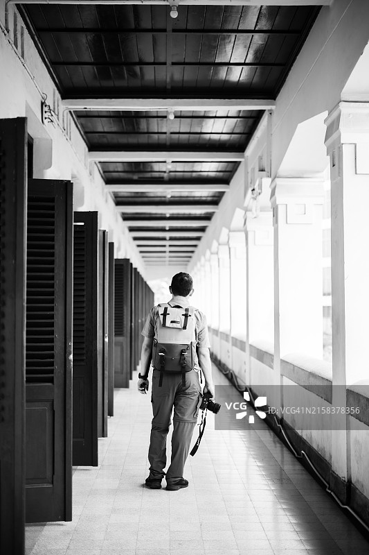 在三宝垄用相机拍摄Lawang Sewu荷兰车站的成年游客图片素材