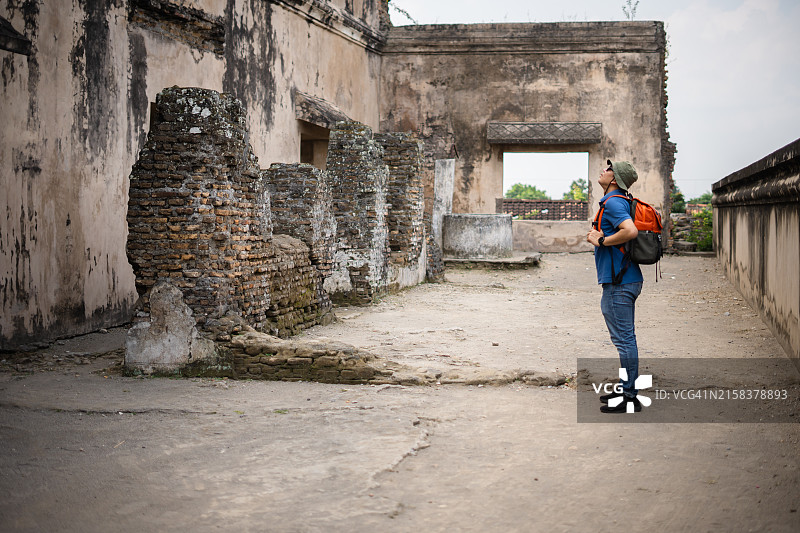 亚洲游客探索日惹塔曼 Sari宫殿遗址图片素材
