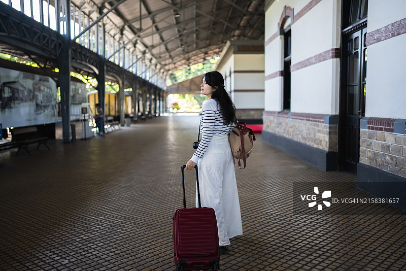 等待火车的女性旅行者图片素材