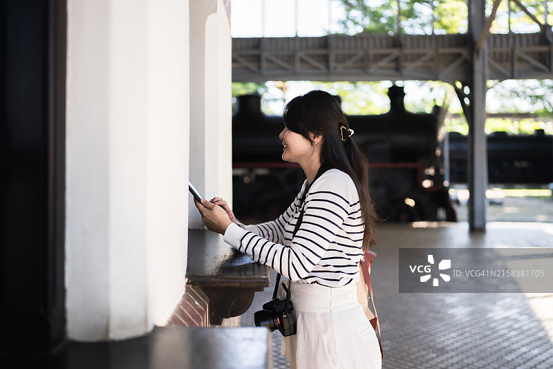 购买地铁或火车票的女游客图片素材