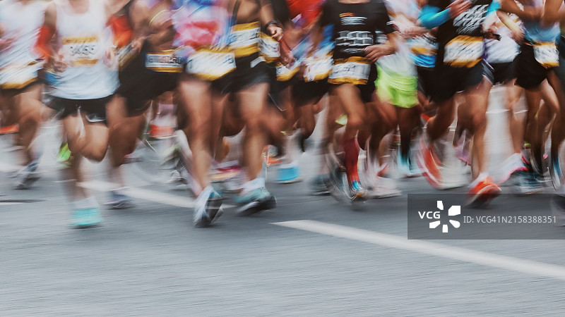 马拉松比赛中模糊运动的人群图片素材