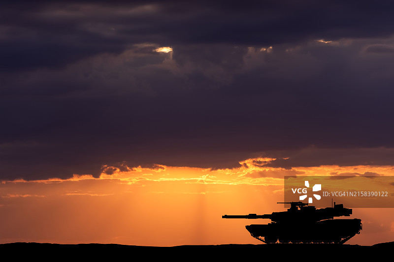 日落天空背景下的现代美式装甲坦克图片素材